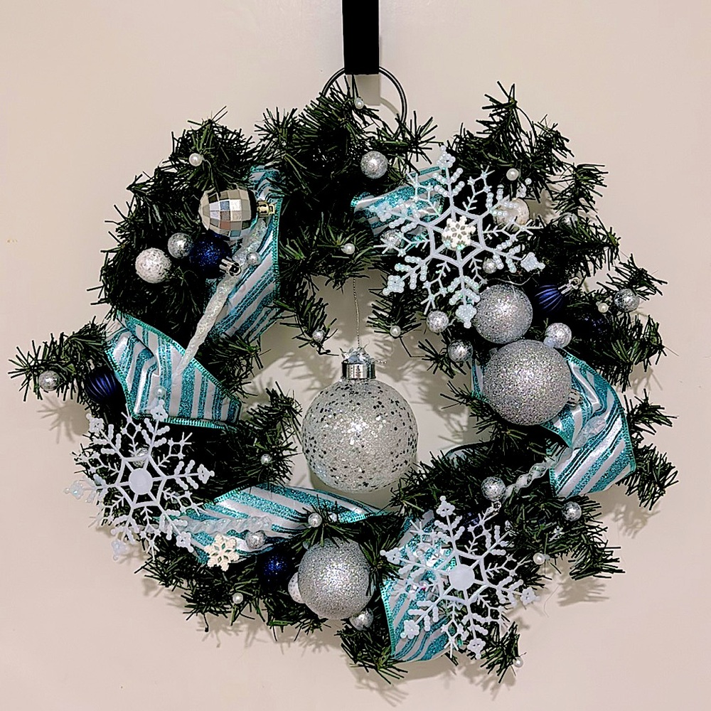 14 inch Christmas wreath snowflakes